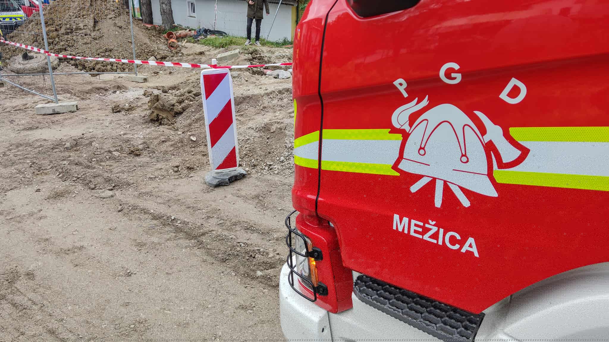 V Mežici zasulo delavca v gradbeni jami. Prepeljali so ga v bolnišnico