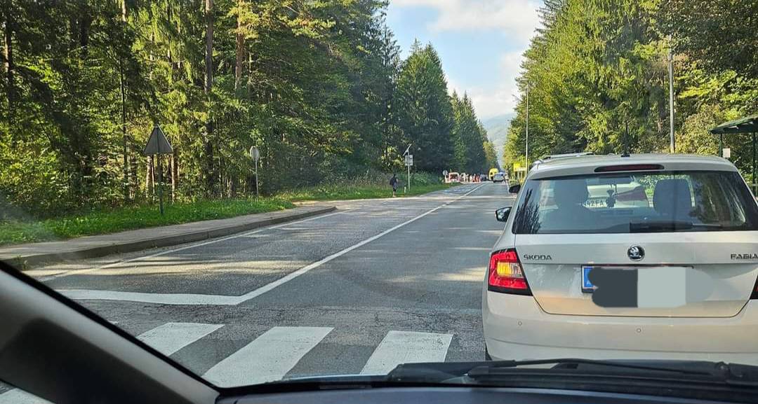 V prometni nesreči na Muti huje poškodovan motorist