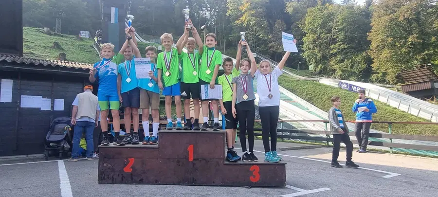 Potekalo je državno prvenstvo za deklice in fante do 11 let v smučarskih skokih. Korošci so se odrezali odlično