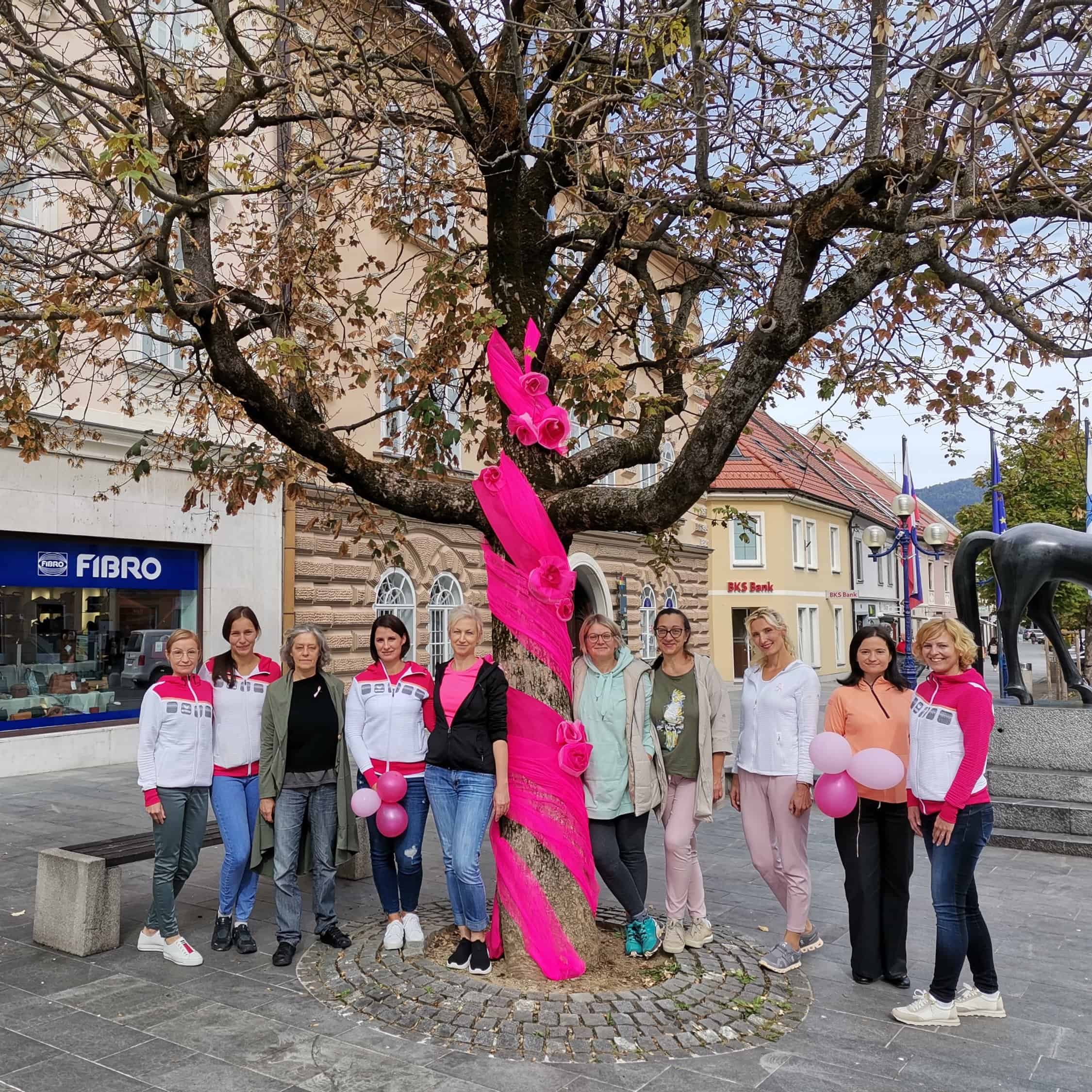 Ekipa ustvarjalk D.tajla oblekla drevo roza v okviru Rožnatega oktobra (FOTO)