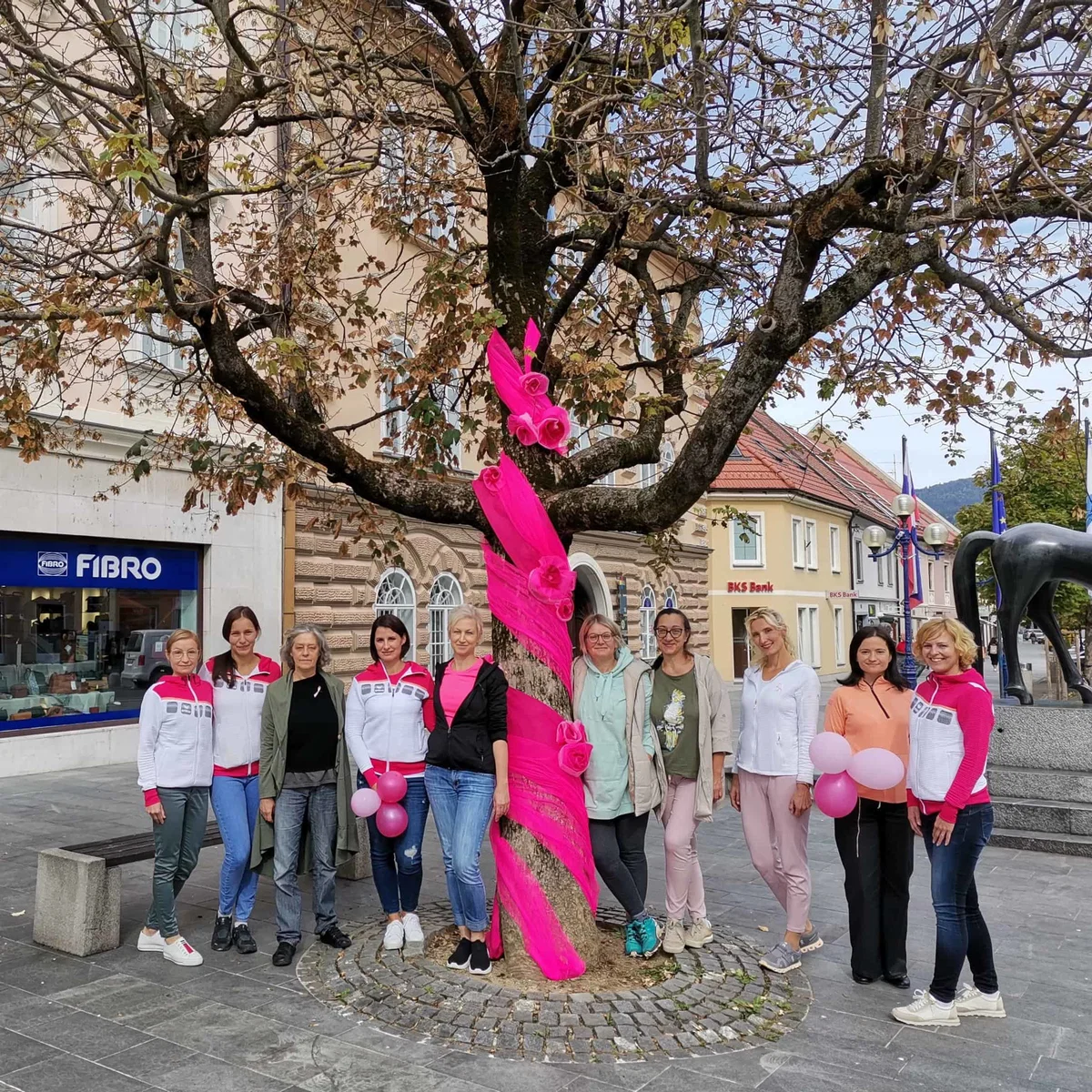 Ekipa ustvarjalk D.tajla oblekla drevo roza v okviru Rožnatega oktobra (FOTO)