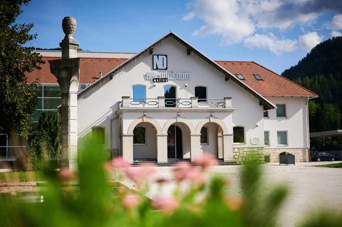 OŠ Mežica praznuje 100 let: Šola, ki je povezala generacije