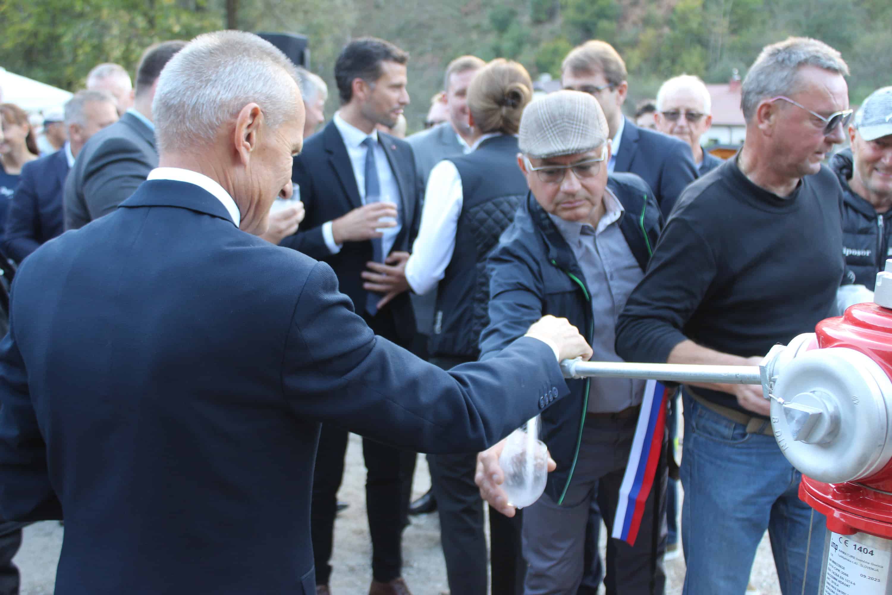 VIDEO IN FOTO: Voda končno stekla po novem vodovodu na Prevaljah