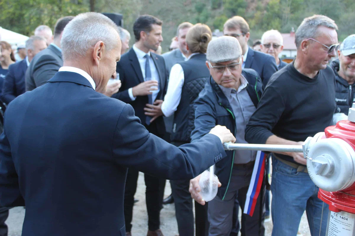 VIDEO IN FOTO: Voda končno stekla po novem vodovodu na Prevaljah