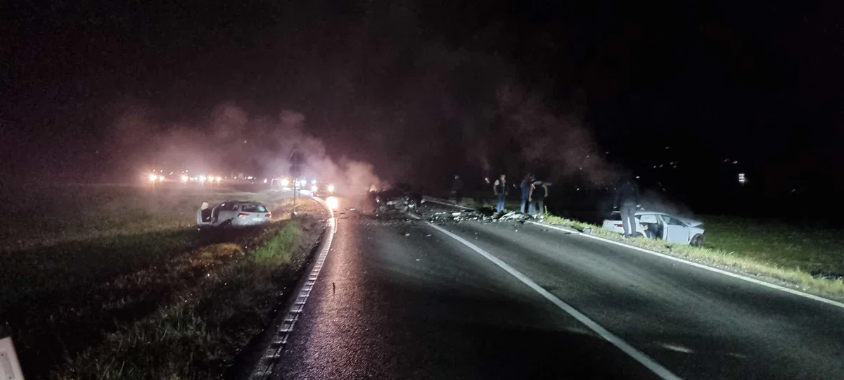 V prometni nesreči umrl 51-letni voznik, tri huje poškodovani