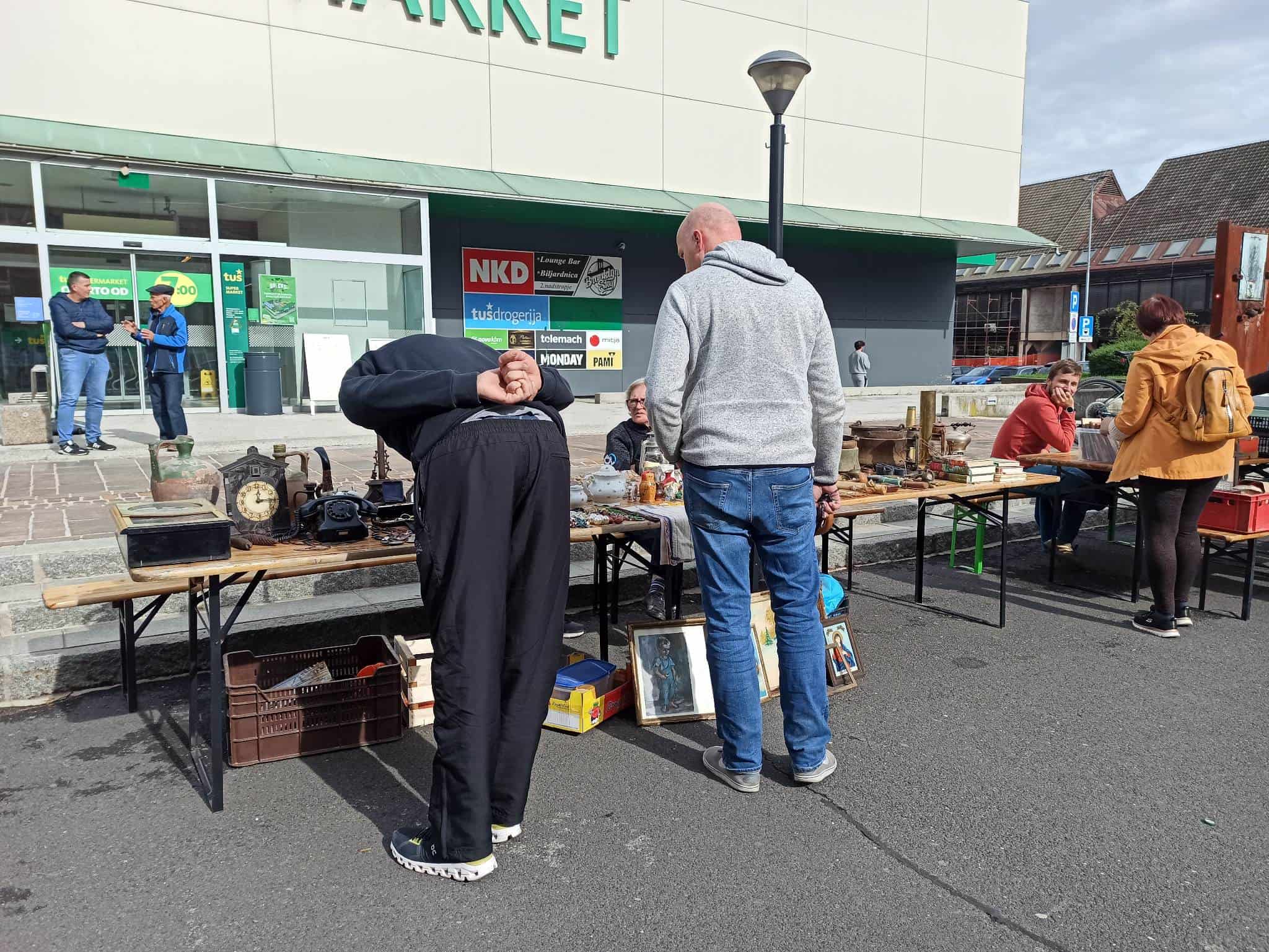 Sejem starin je potekal v prijetnem vzdušju Flohmarkt SUPER dua in vonja po starinah