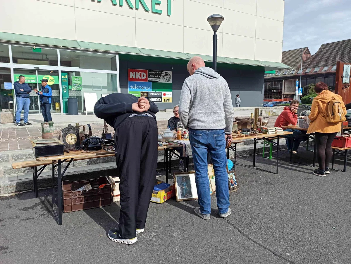 Sejem starin je potekal v prijetnem vzdušju Flohmarkt SUPER dua in vonja po starinah