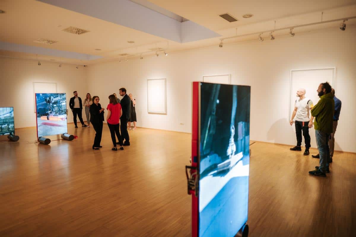 Odprtje razstave Viktorja Popovića Brez naslova na Ravnah na Koroškem