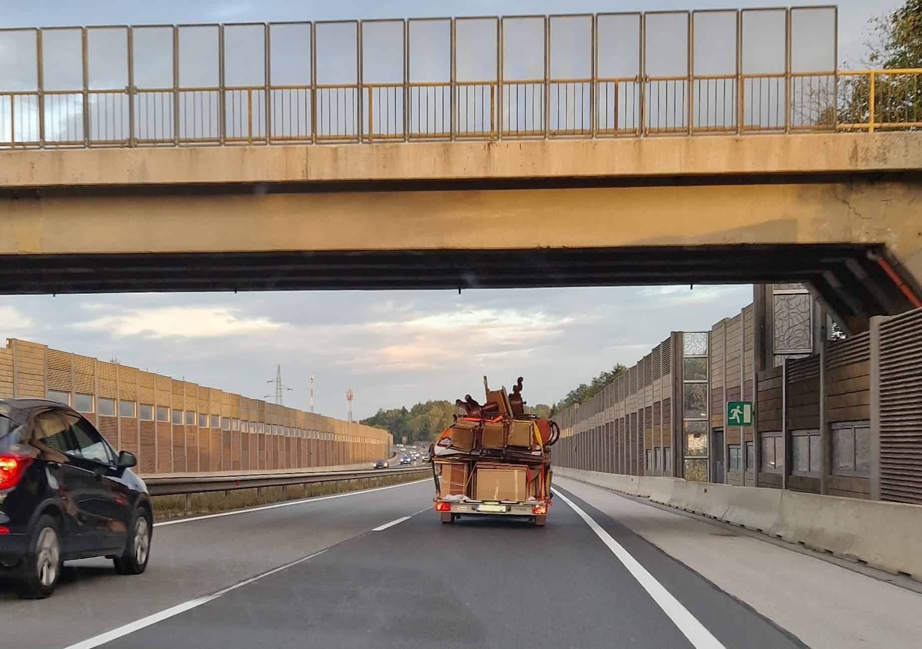 Romunski voznik z neprimerno naloženim tovorom ogrožal promet