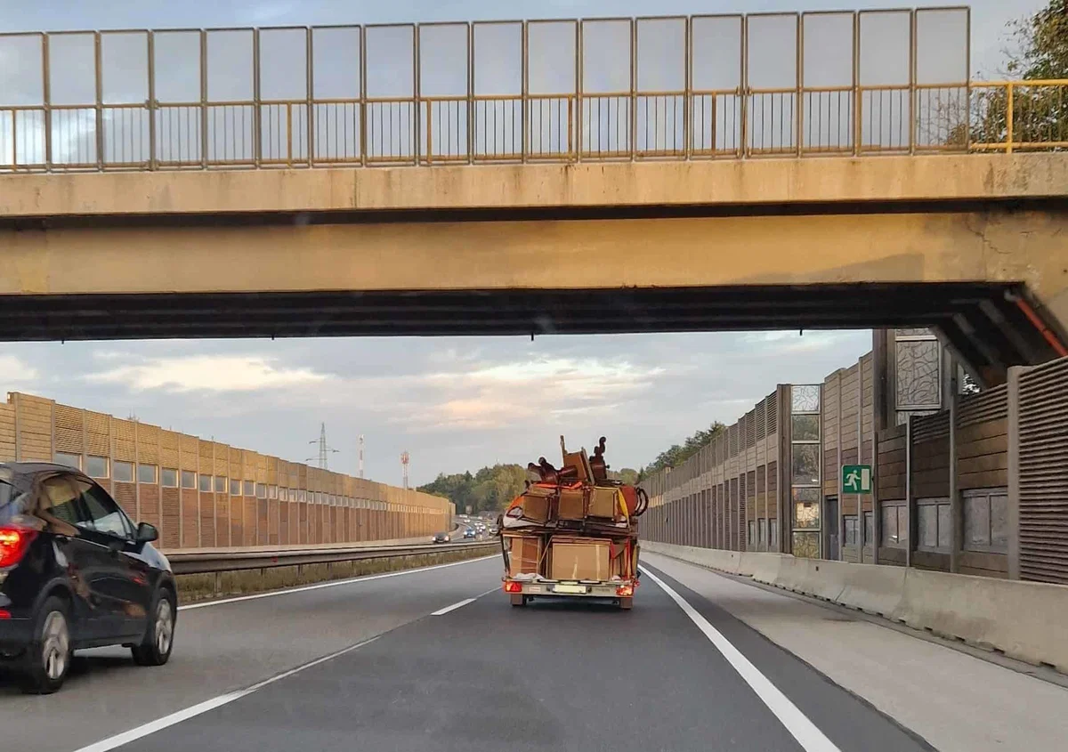 Romunski voznik z neprimerno naloženim tovorom ogrožal promet