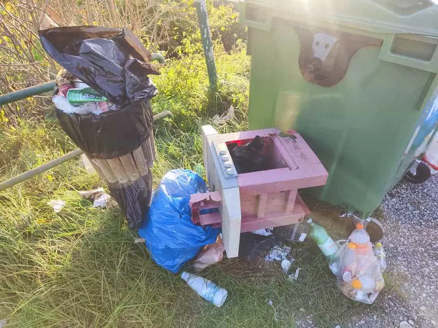 Nepravilno odlaganje smeti pereč problem tudi v Doliču