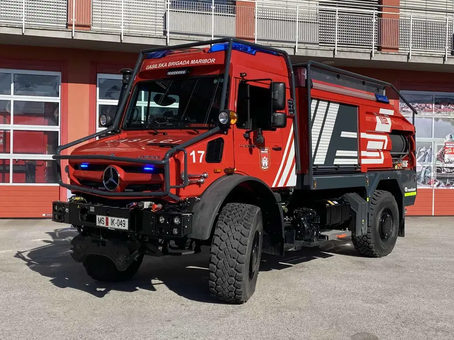 V garažni hiši trgovskega centra v Mariboru zagorelo več vozil