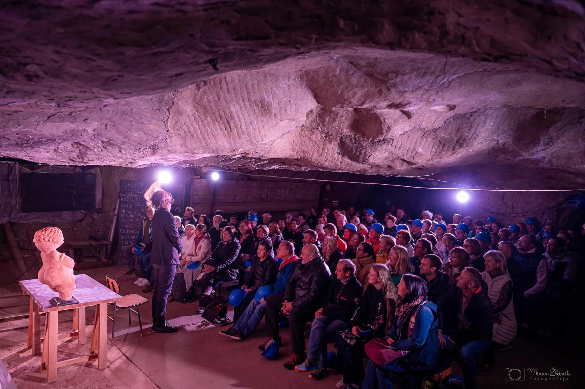 FOTO: Jamski človek v Podzemlju Pece navdušil občinstvo