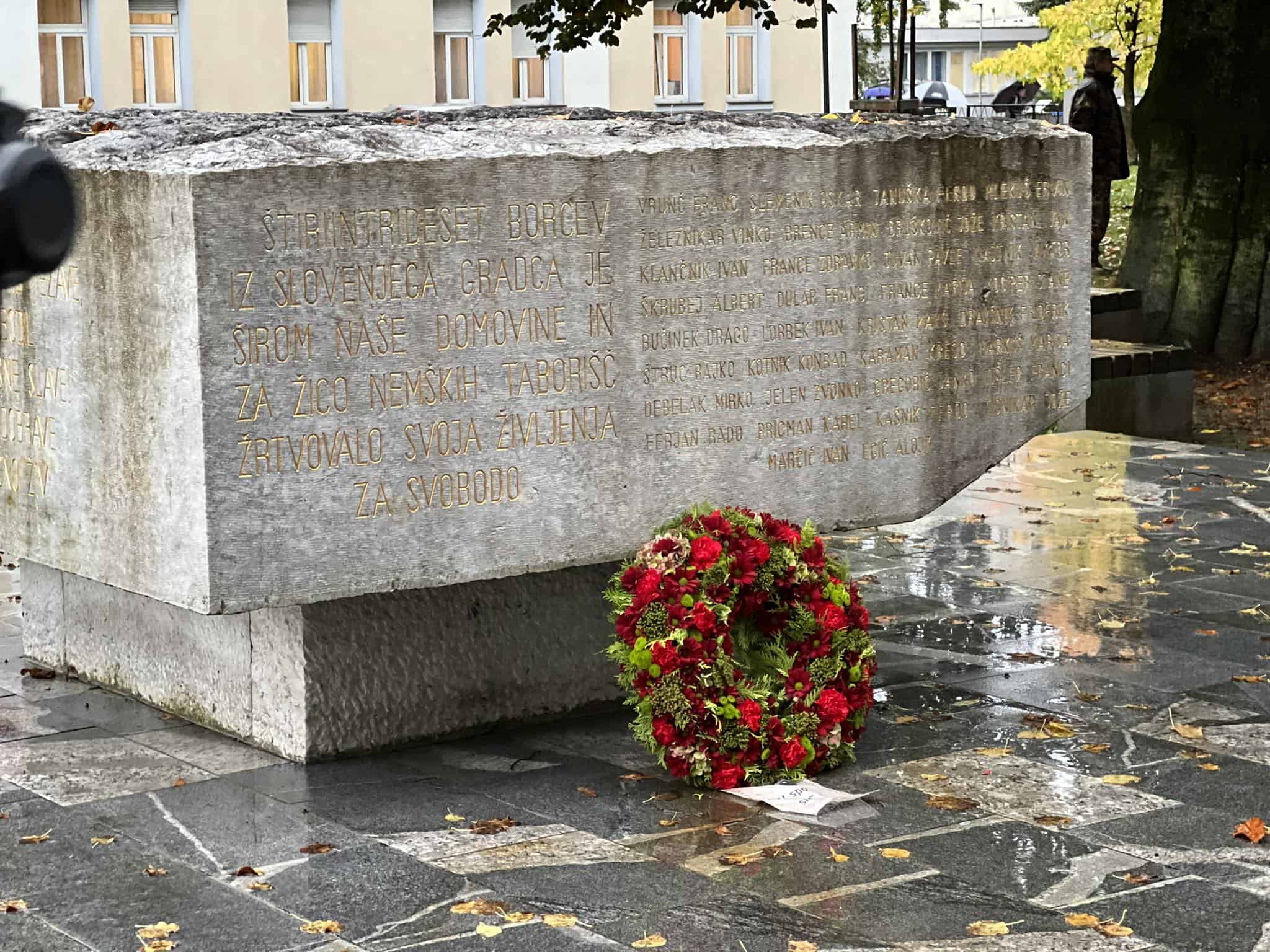 V spomin na mrtve množični obiski pokopališč in polaganje vencev