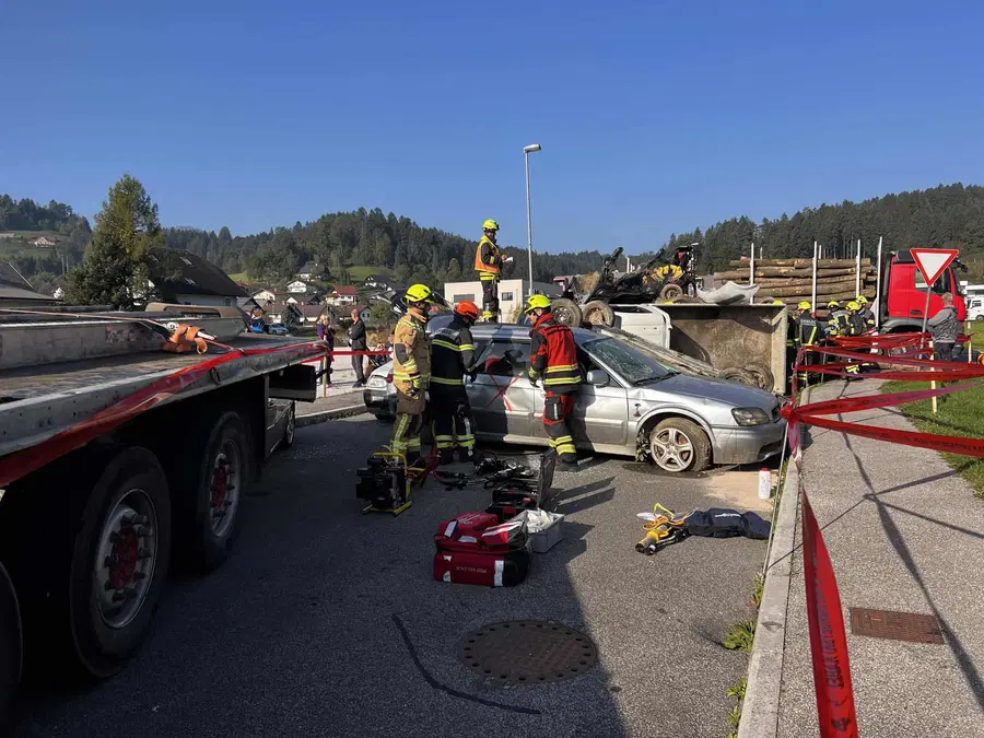 VIDEO in FOTO: Pod okriljem PGD Slovenj Gradec poteka gasilska vaja na temo množične prometne nezgode