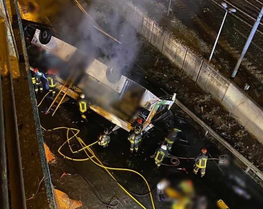 Vsaj 20 mrtvih po padcu avtobusa z mostu v Benetkah, med njimi dva otroka
