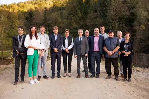 Premier dr. Robert Golob je obiskal Ravne in si ogledal potek del na Dobrijah (FOTO)