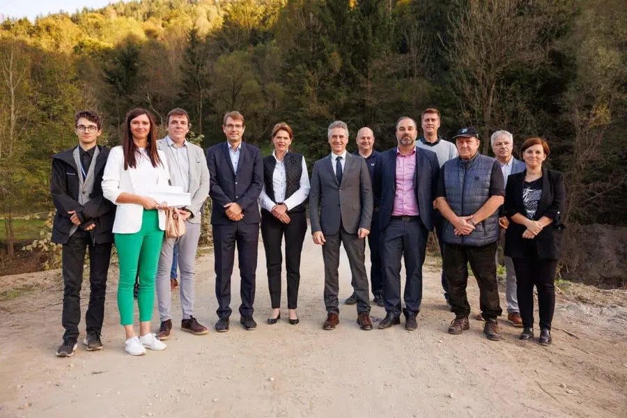 Premier dr. Robert Golob je obiskal Ravne in si ogledal potek del na Dobrijah (FOTO)