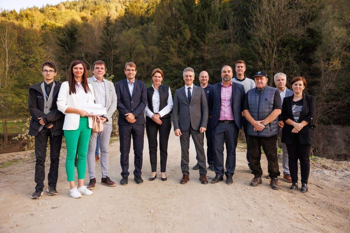 Premier dr. Robert Golob je obiskal Ravne in si ogledal potek del na Dobrijah (FOTO)