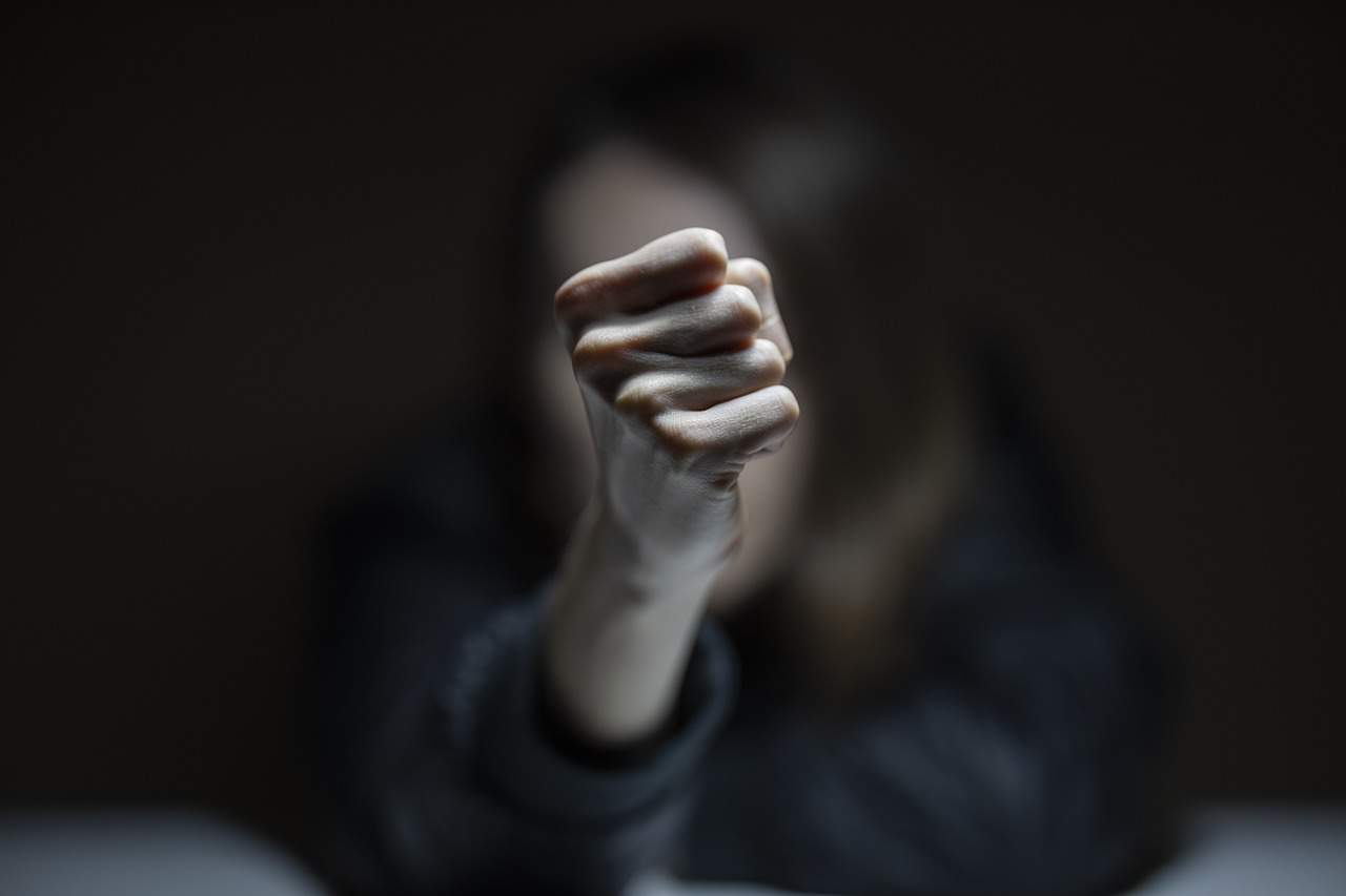 Skupina mladoletnikov na poti v šolo pretepla dijake