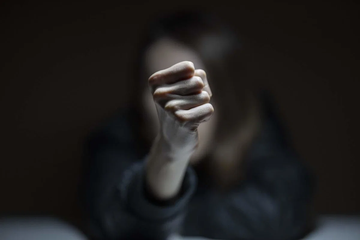 Skupina mladoletnikov na poti v šolo pretepla dijake