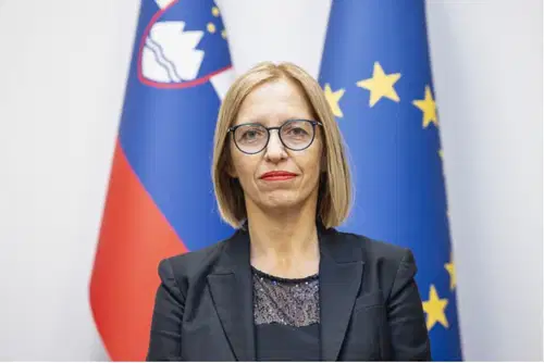 Novo ministrico za zdravje bo pričakalo ministrstvo, ki se sooča s problematiko pridobivanja izkušenega kadra