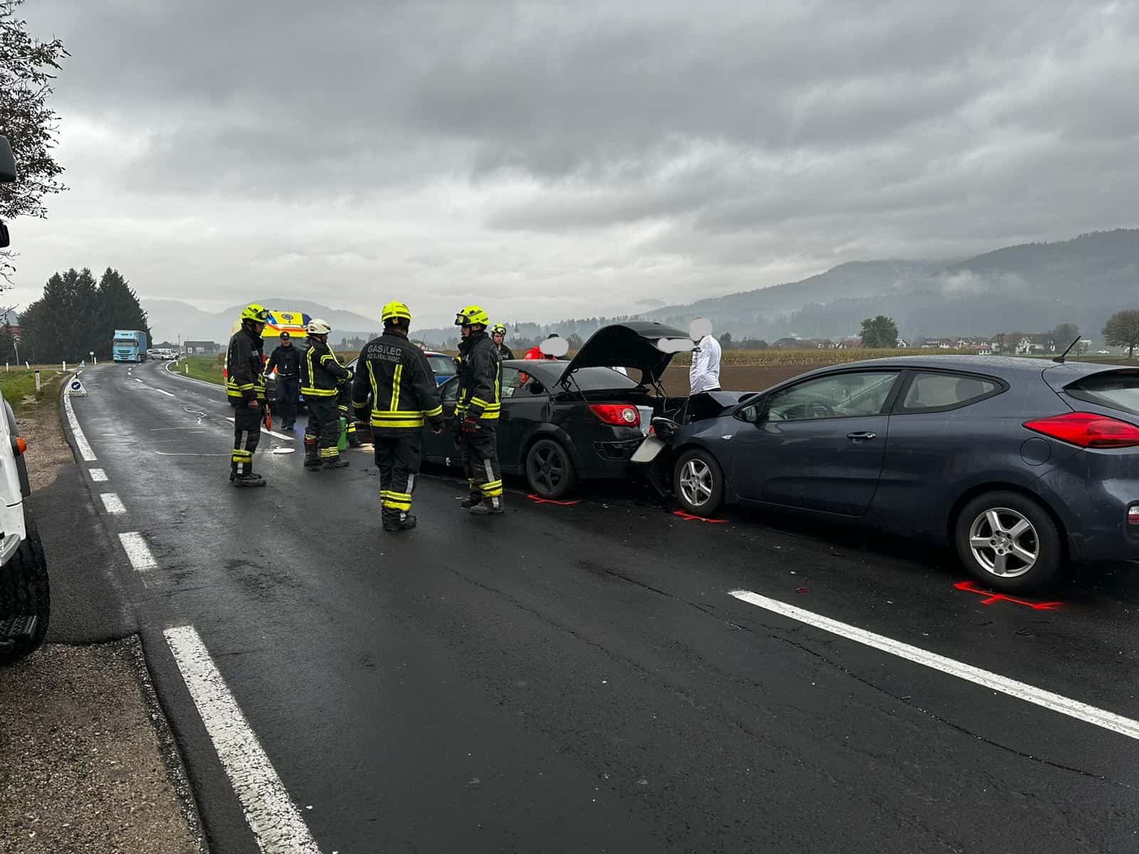 V Šmartnem v naletu trčila tri vozila. Eno osebo prepeljali v bolnico