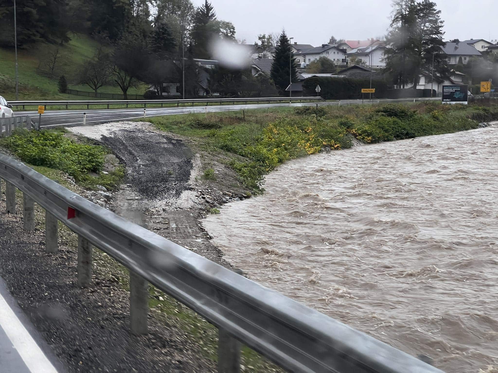 Obilne padavine v soboto: Oranžni alarm izdan  tudi za Koroško