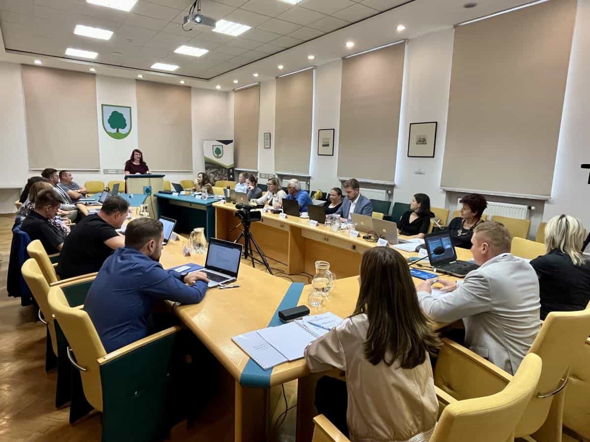 Svetnice in svetniki so na 7. redni seji Občine Ravne med drugim tudi določili nove cene najema kmetijskih in stavbnih zemljišč