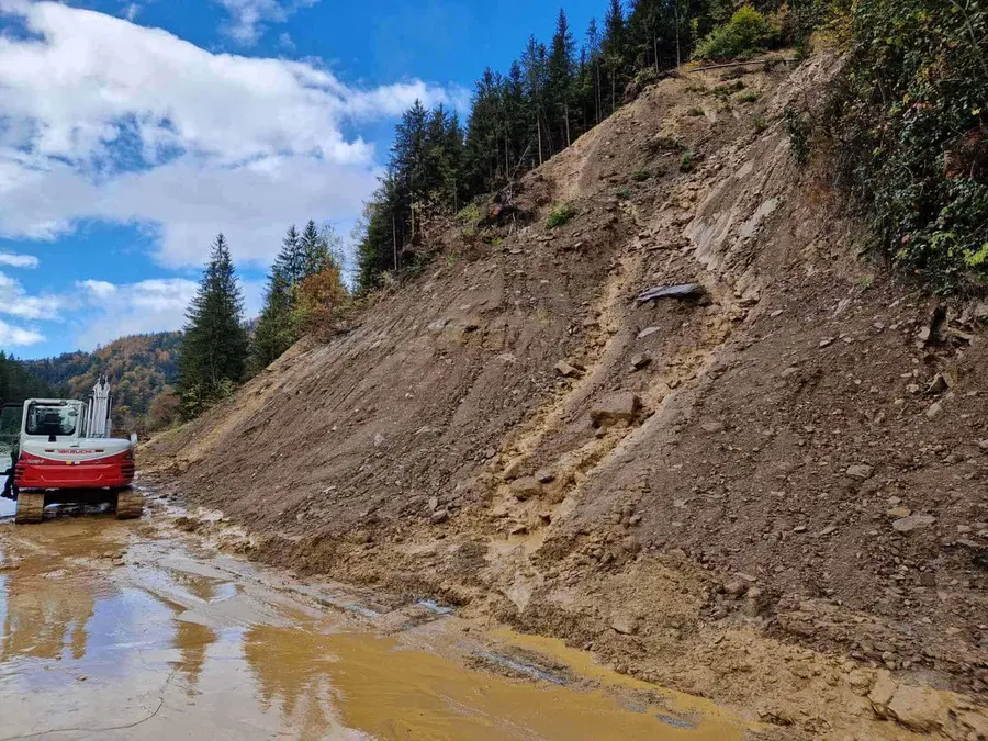 Lokalna cesta v Velunji zopet zasuta zaradi plazu