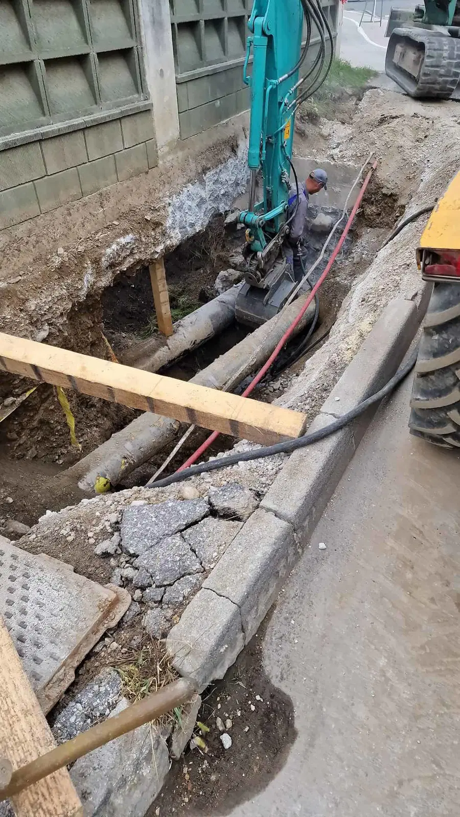 Popolna zapora javne poti Zgornji Breg zaradi polaganja vodovodne napeljave