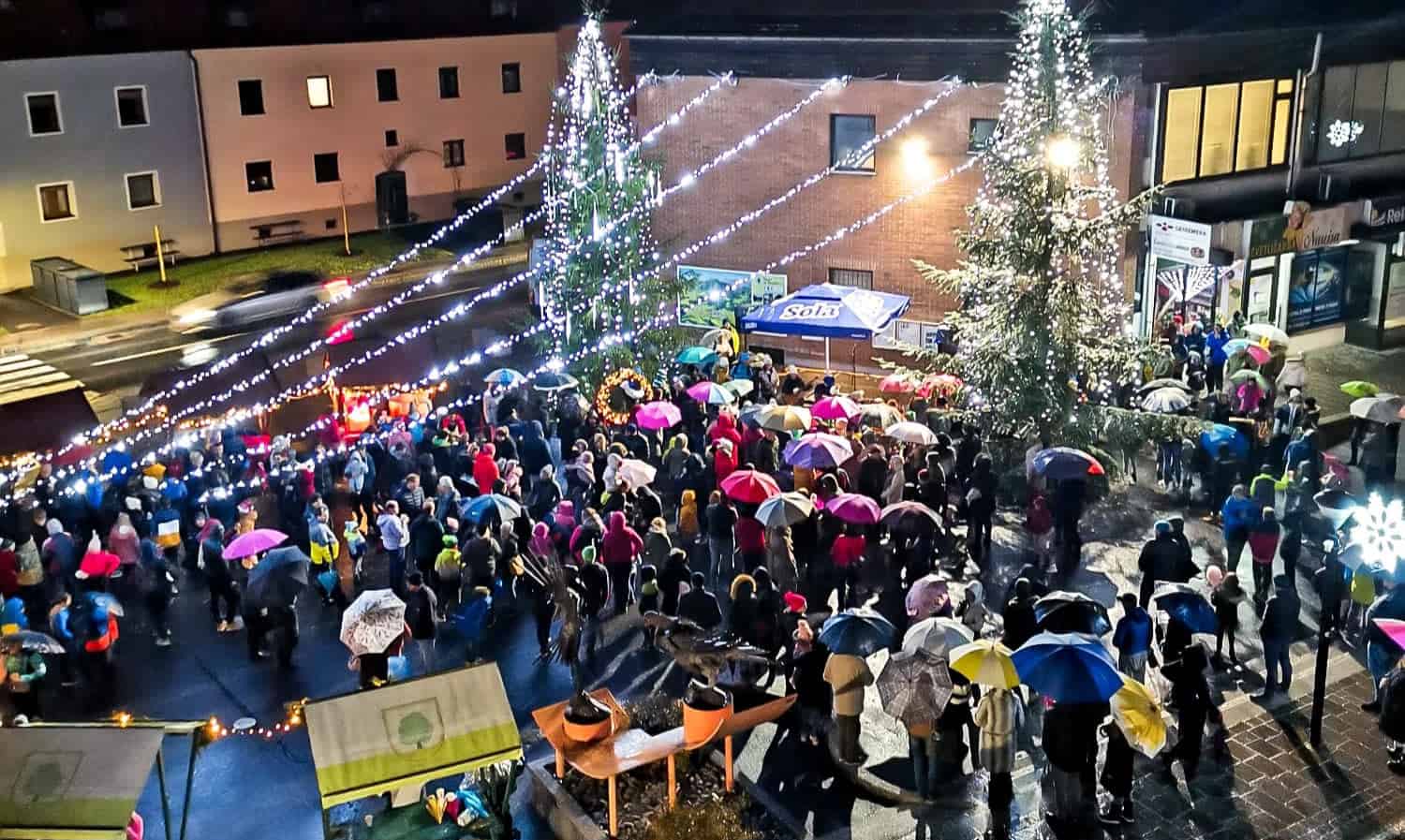 Prižig lučk in pozdrav čarobnemu decembru na Ravnah bo pospremil ansambel Rosa