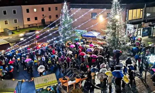 Prižig lučk in pozdrav Čarobnemu decembru na Ravnah prestavljen