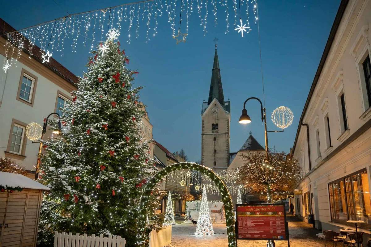 Nakupovanje pod lučkami in koncert zasedbe Fauš Dur prestavljen