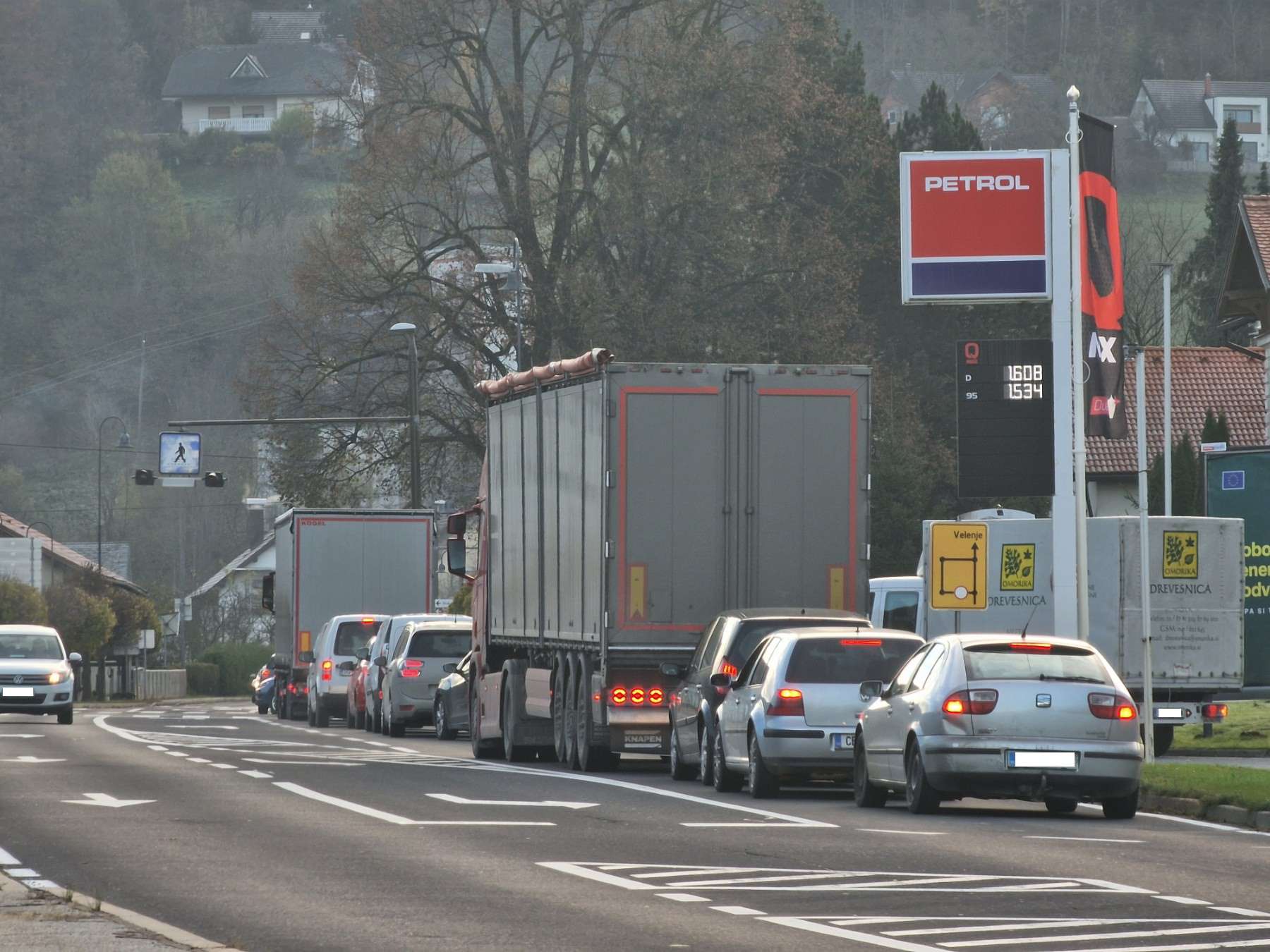 Zaradi praznikov povečan promet in omejitve za tovorna vozila