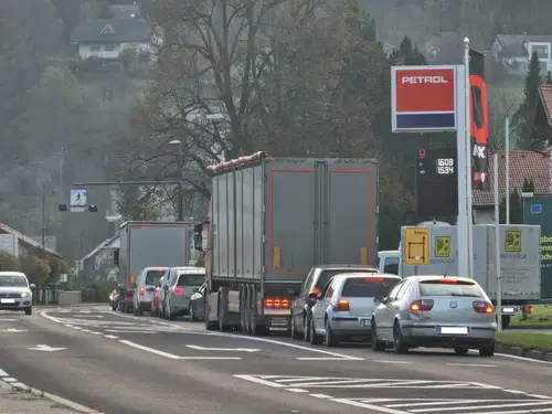 Zaradi praznikov povečan promet in omejitve za tovorna vozila