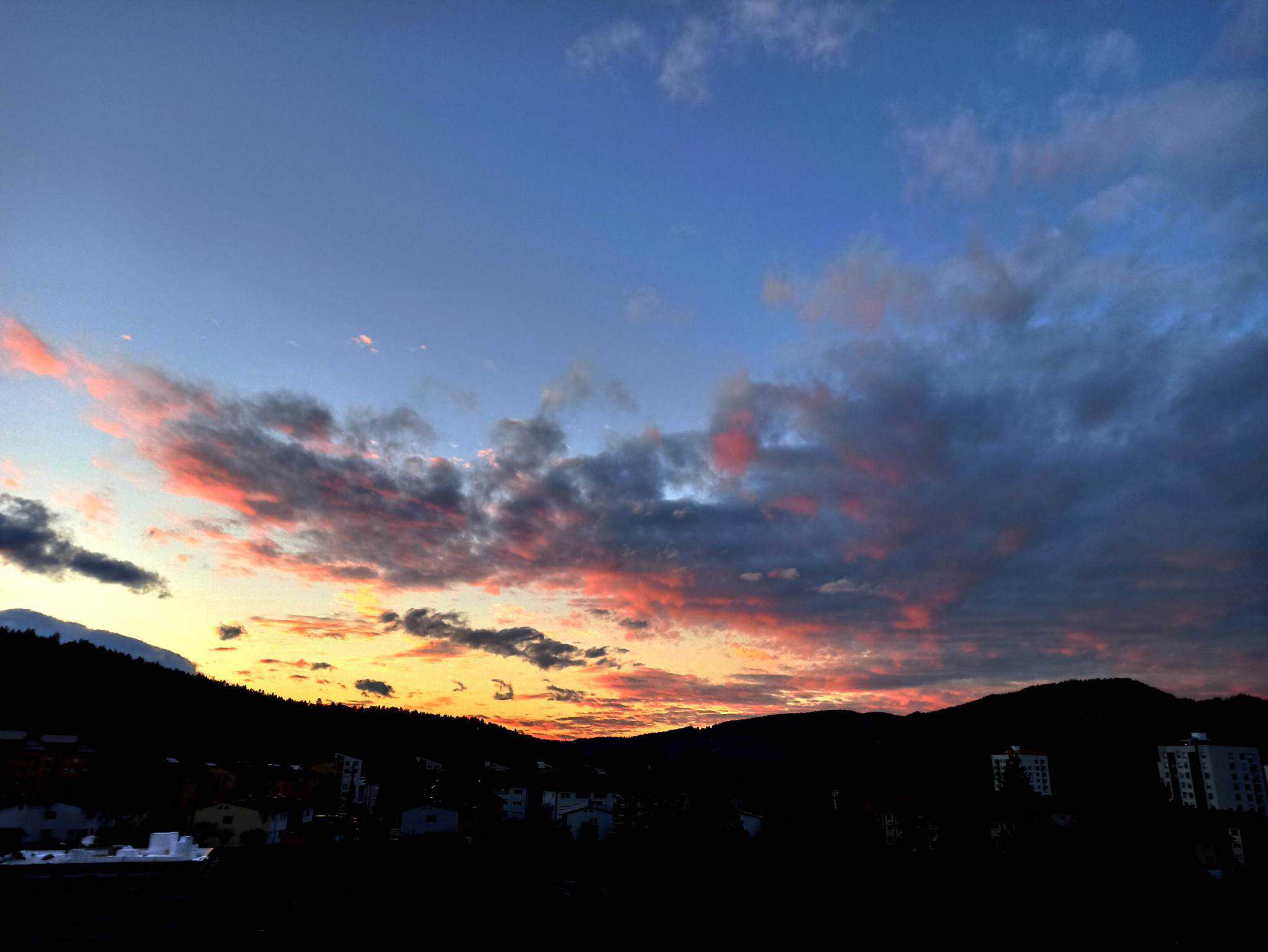 Sprva bo sončno, nato pretežno oblačno