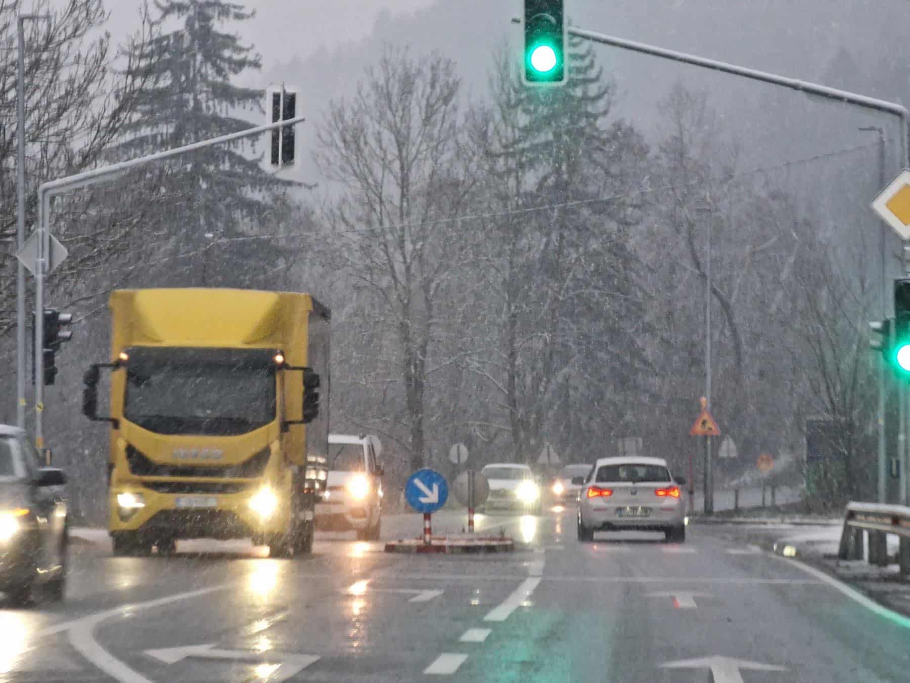 Danes nas čaka oblačno vreme. Na cestah bo možna poledica
