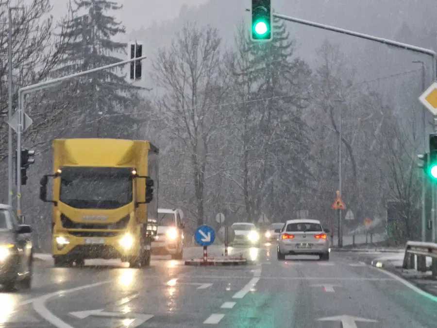Danes nas čaka oblačno vreme. Na cestah bo možna poledica