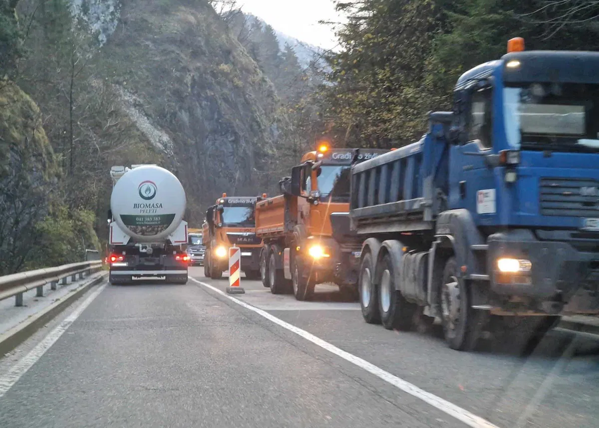 Obvestilo: Zaradi del na cesti v Hudi luknji promet poteka izmenično enosmerno