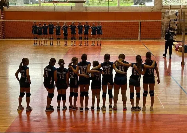 Ekipa deklet Korvolley iz Mislinje odlične na tekmovanju v mali odbojki v Mozirju