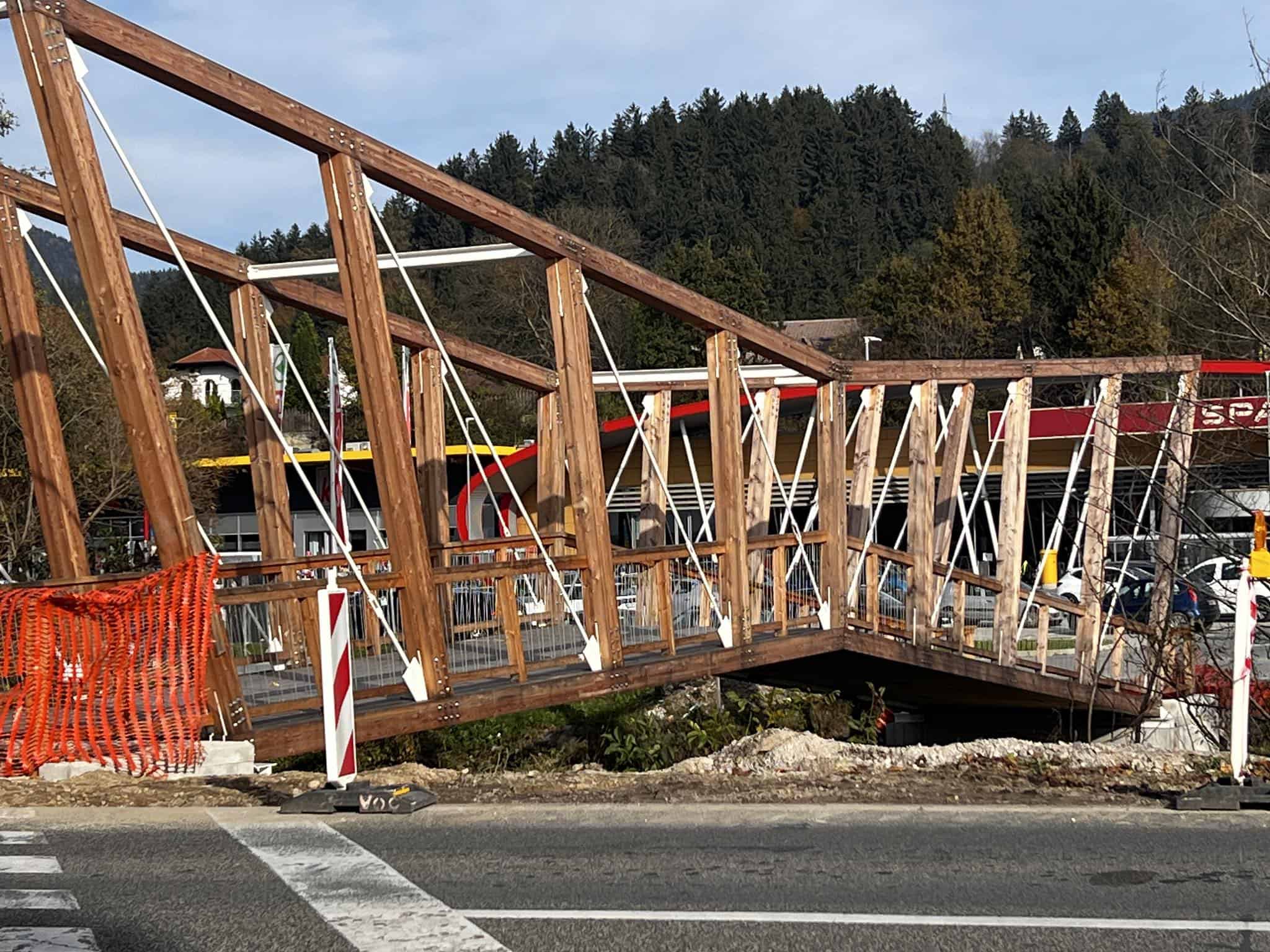 (VIDEO) Postavitev nadomestnih kolesarskih mostov v Slovenj Gradcu pri koncu