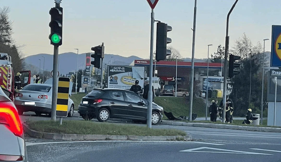 Na obvoznici v Slovenj Gradcu sta trčili osebni vozili