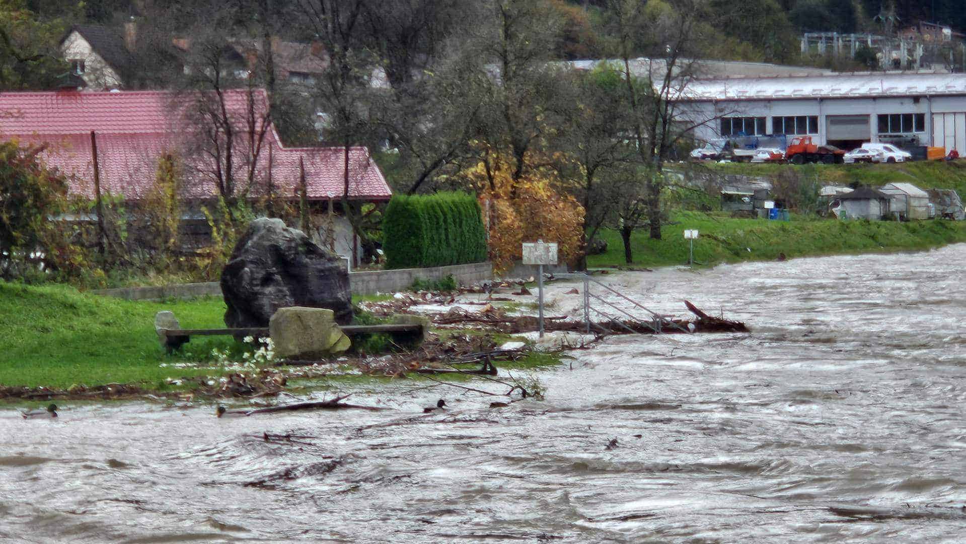 VIDEO in FOTO: Tudi v Vuzenici so se oglasile sirene, župan Golob poziva občane, da naj ravnajo odgovorno in samozaščitno