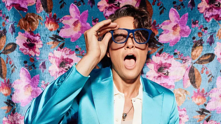 Na Prevalje prihaja Domen Valič s komedijo Žigolo