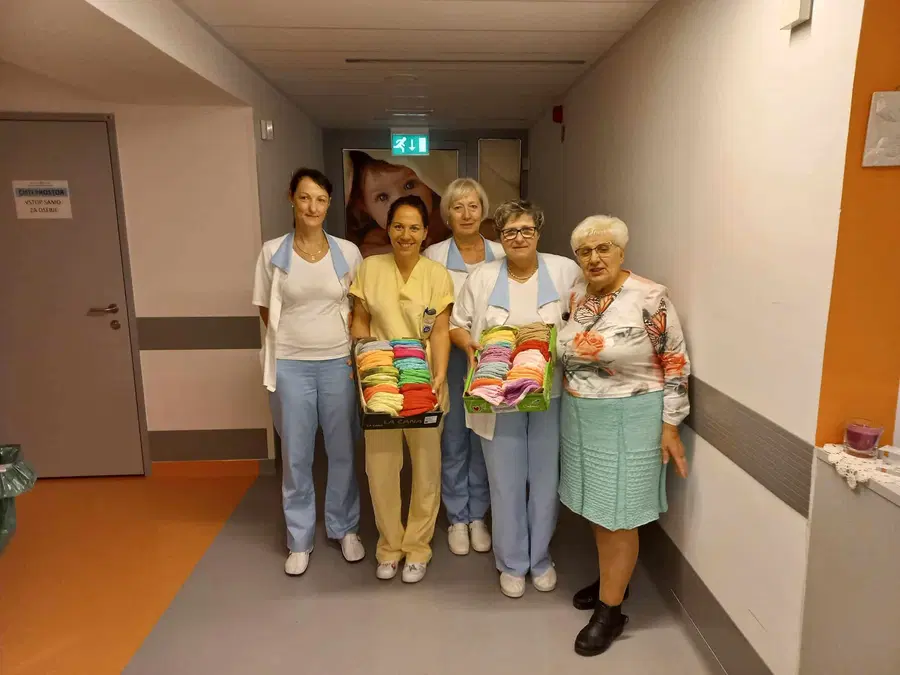 V Splošni bolnišnici Slovenj Gradec so se danes razveselili novih kapic za novorojenčke