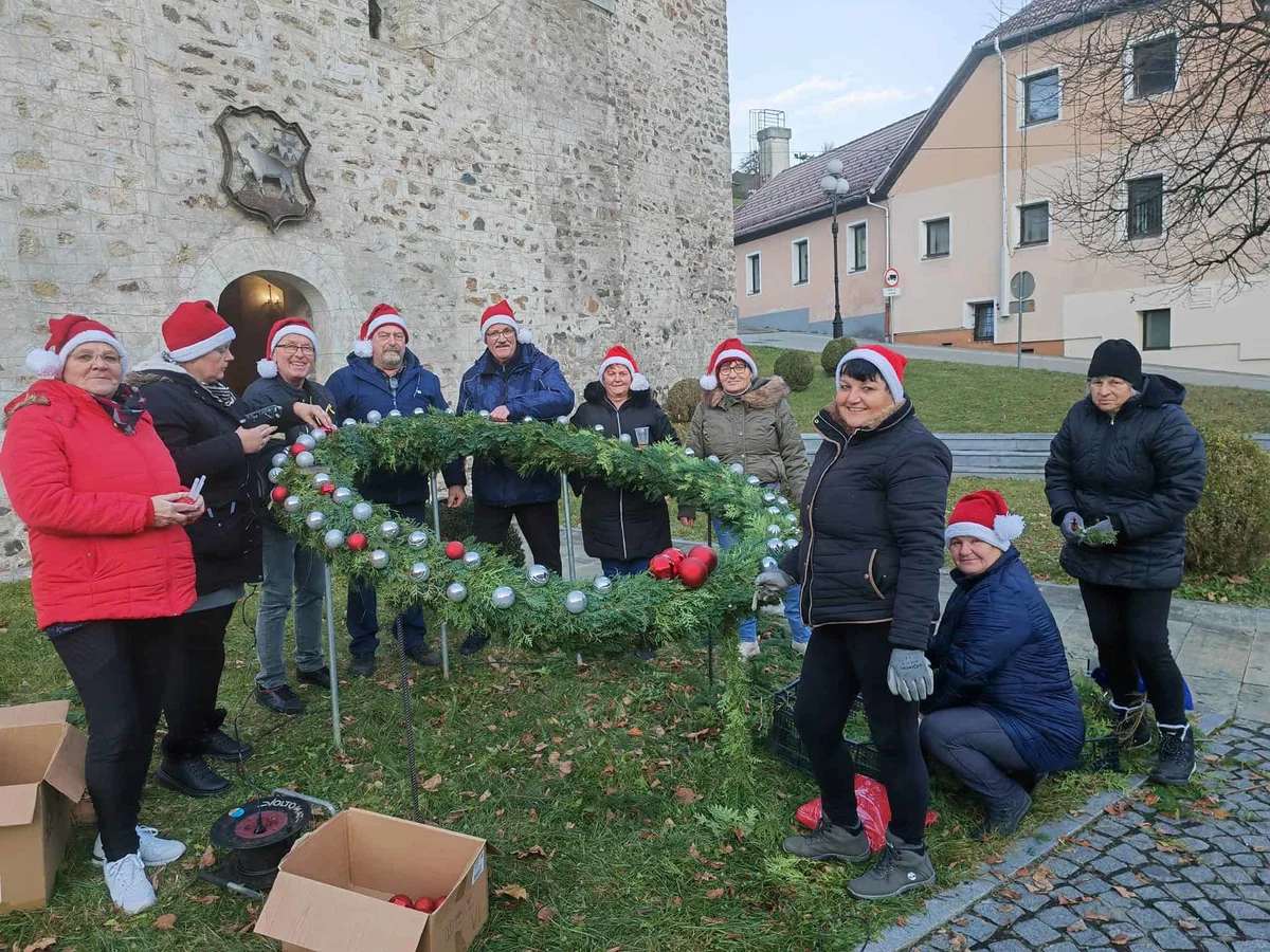 Turistično društvo Dravograd ustvarilo prelep adventni venček