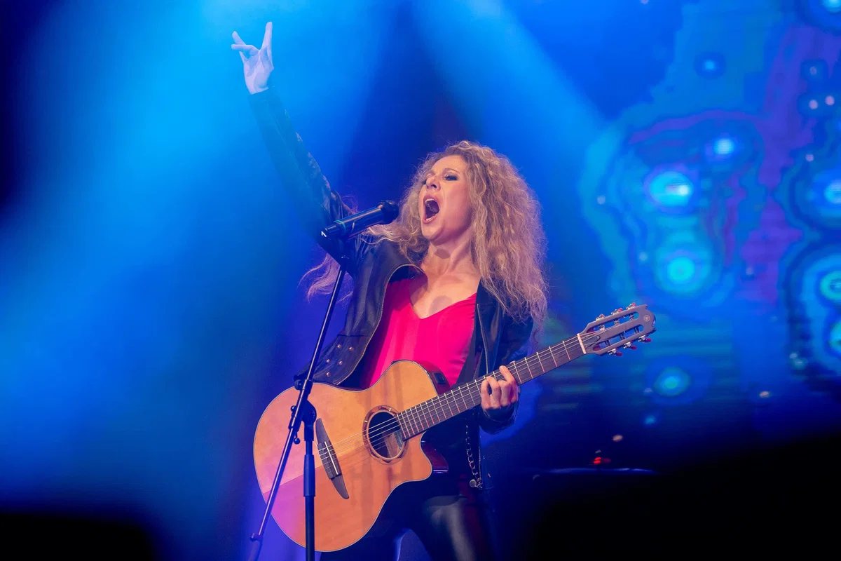 Tukaj je nova energična skladba Dunje Vrhovnik, ki nosi pomenljiv naslov "Čudež si tudi ti"