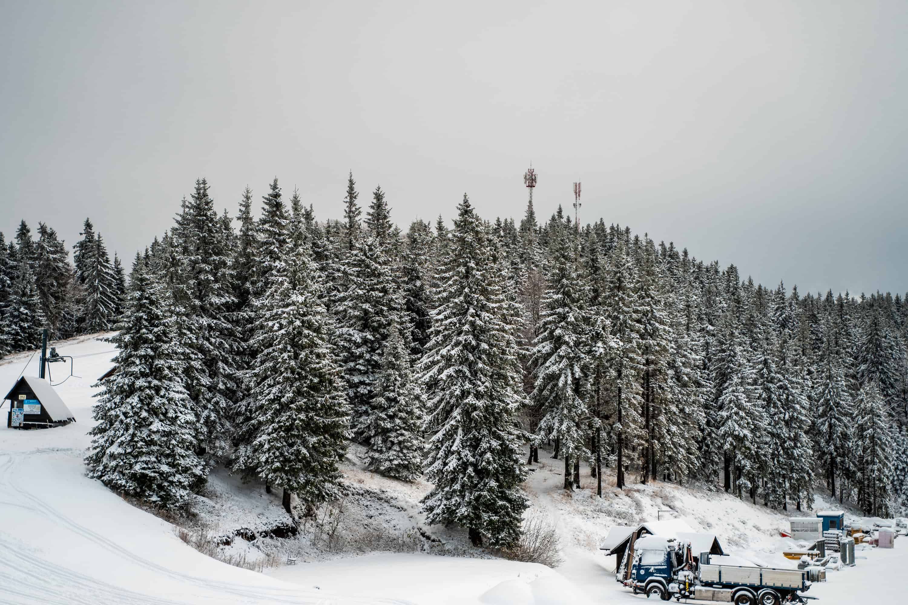 Začetek tedna sončen, konec tedna lahko pričakujemo prvi sneg
