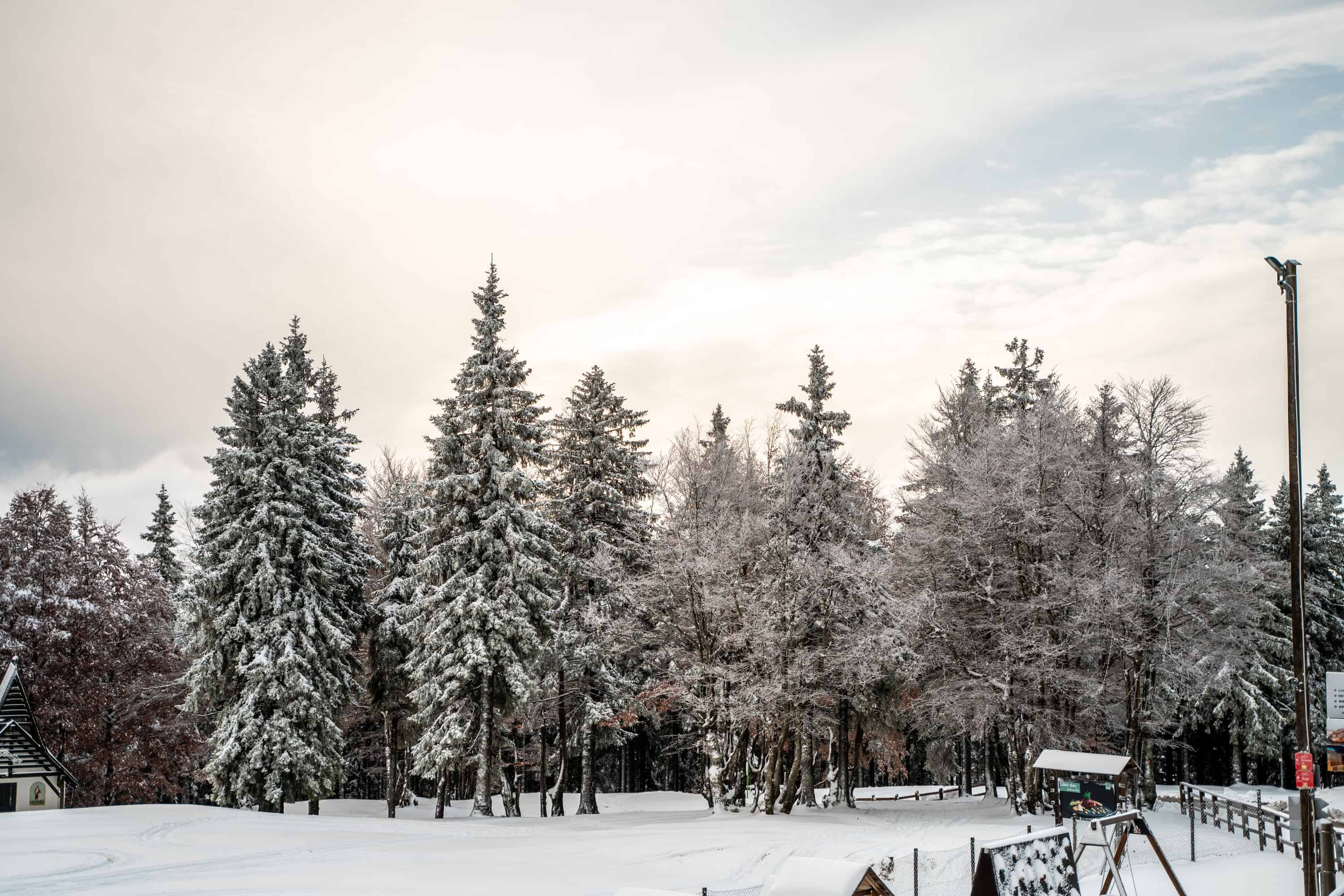 Vreme: Ponoči ponekod možen sneg do nižin